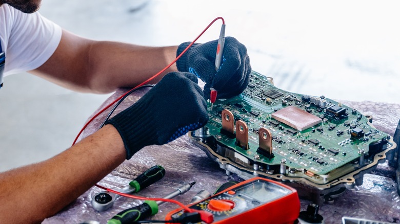 Mechanic diagnosing ECM
