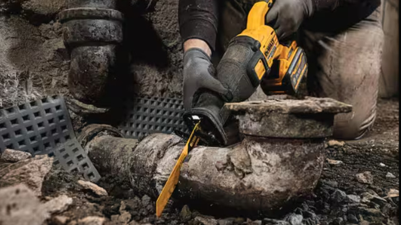 The DeWalt Flexvolt 20V reciprocating saw in action