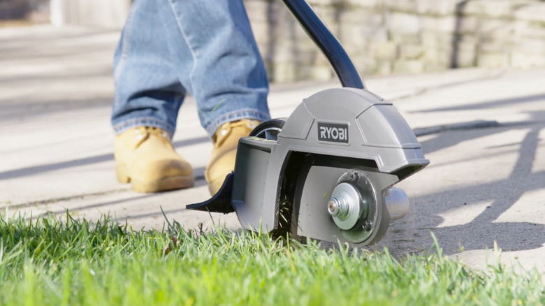 close-up of the blade of a Ryobi 18V ONE+ HP brushless 15-inch string trimmer