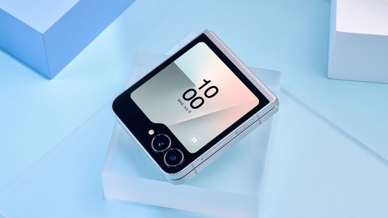 Samsung Galaxy Z Flip 7 FE on a table