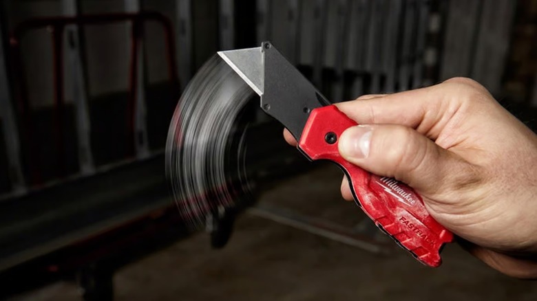 Milwaukee Fastback knife being flipped and unsheated