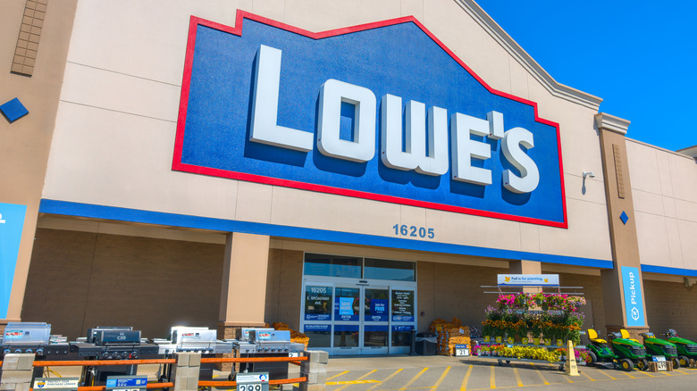View of the front of a Lowe's outlet from outside.