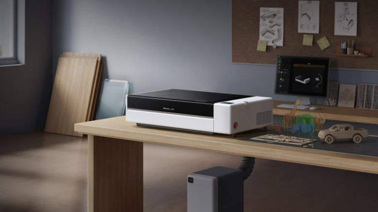 The Bambu Lab R1 laser machine on a wooden workbench