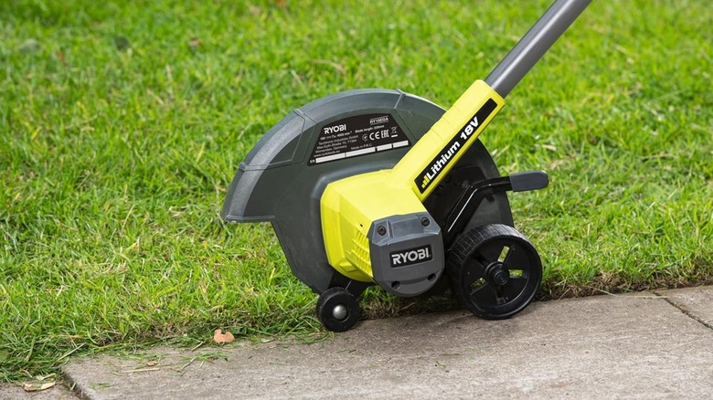 Ryobi edger up close