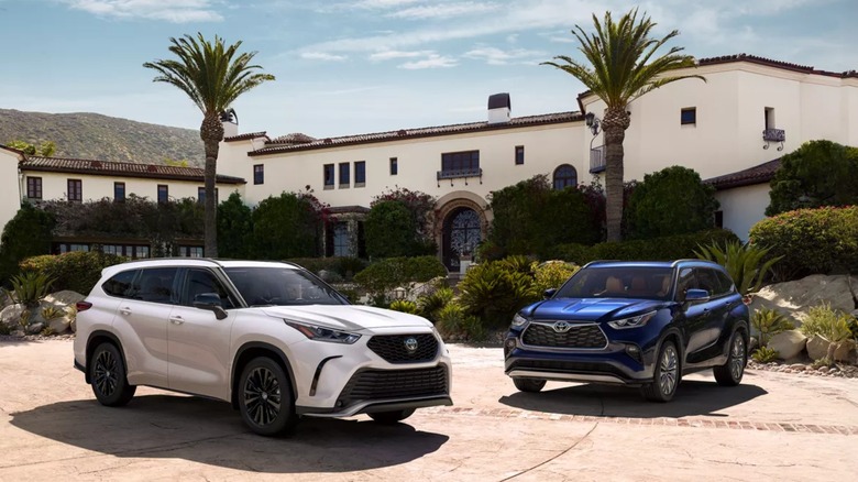 Highlander XSE (left) shown in Wind Chill Pearl. Hybrid Platinum (right) shown in Blueprint.