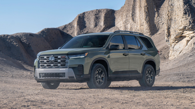 A 2026 Honda Pilot shown in a desert landscape
