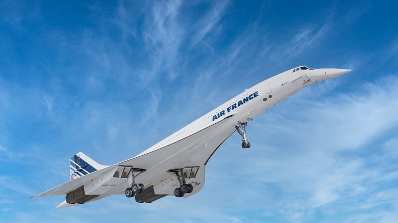 Concorde supersonic jet taking off