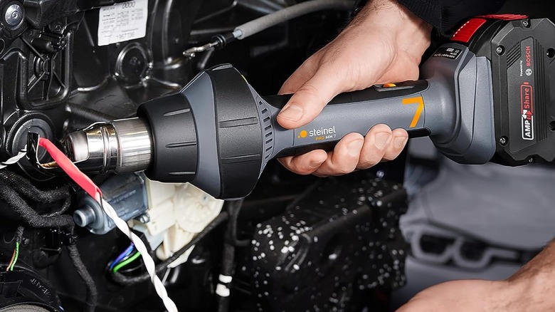 Steinel MobileHeat MH 7 Cordless Heat Gun in use