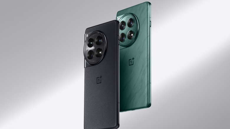 A picture of the OnePlus 12 models, one in green and one in black