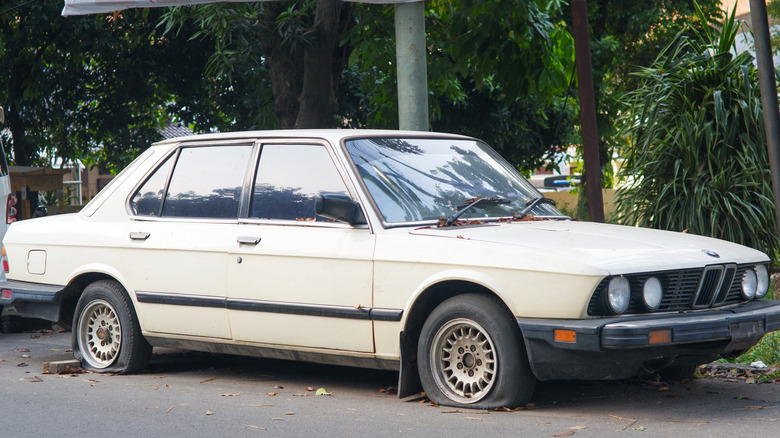 Abandoned-looking E28 BMW