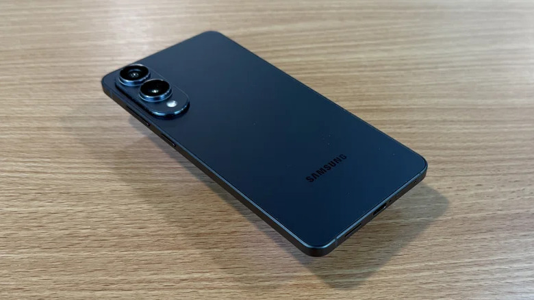 Galaxy S25 Edge on a wooden surface