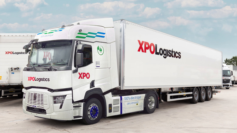 Front 3/4 view of Renault electric semi truck with XPO Logistics trailer