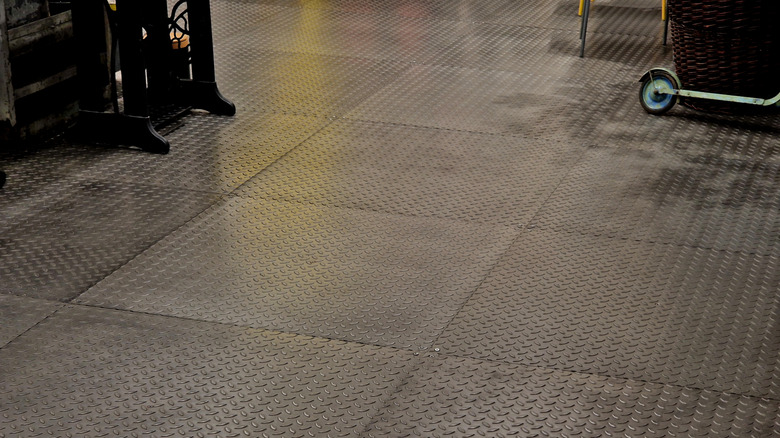 Picture showing floor coverings in a garage
