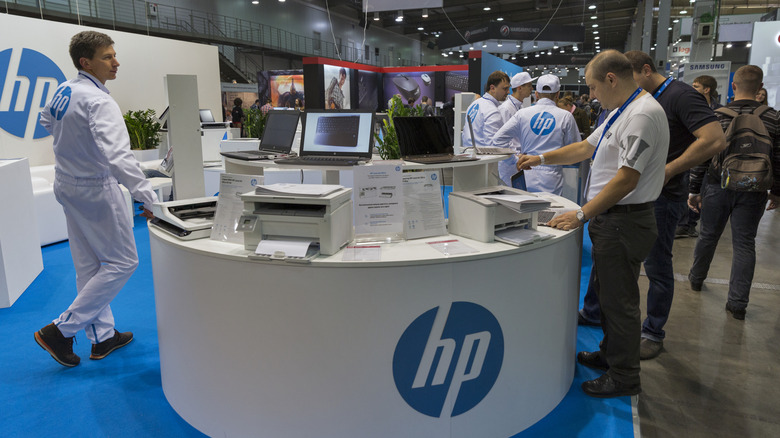 People at HP's CES booth