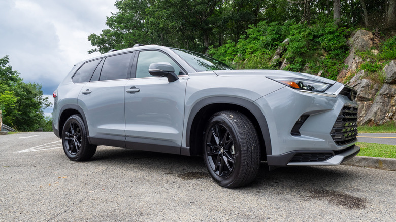 2025 Toyota Grand Highlander Hybrid MAX Platinum angled right front three-quarter view