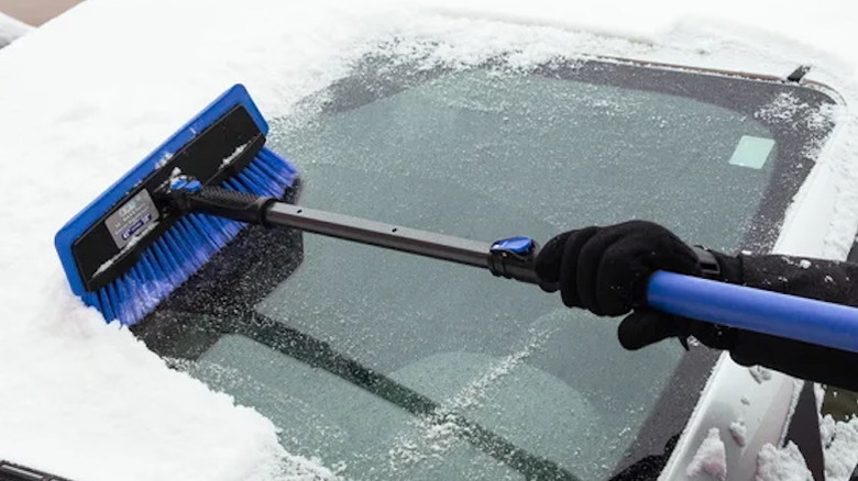 someone using a Hopkins Maxx-Force Glacier 58" Extendable Snowbrush on their windshield