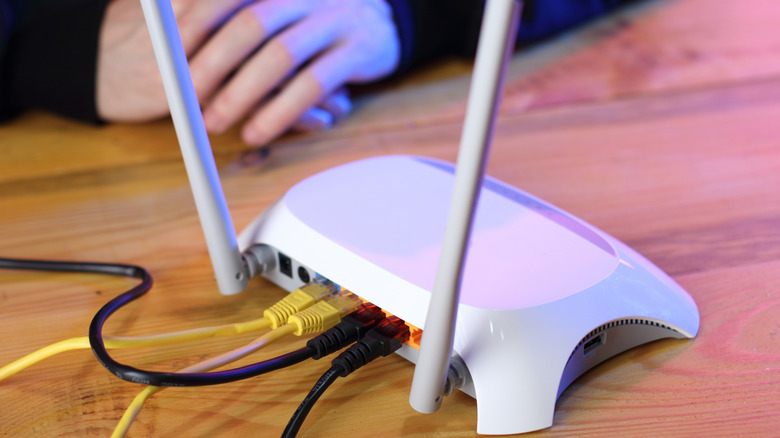 A Wi-Fi router with Ethernet connections