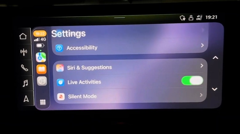 A CarPlay screen showing the Live Activities settings.