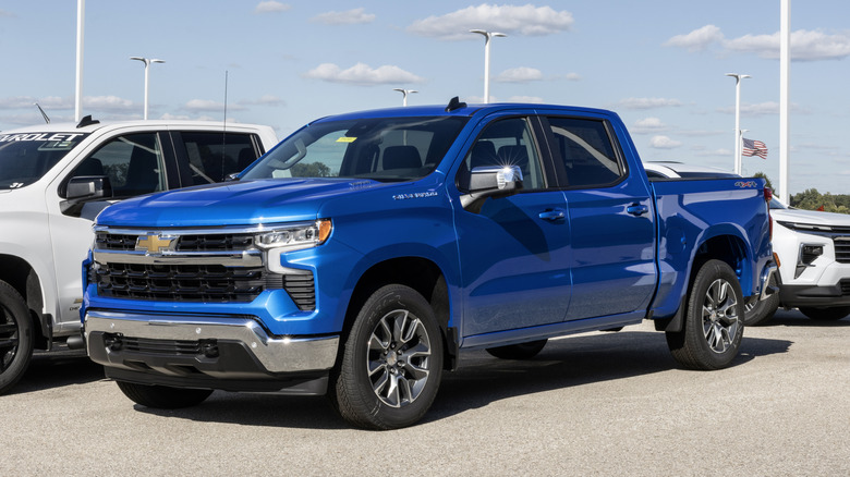 A blue 2.7 Chevrolet Colorado parked outside.