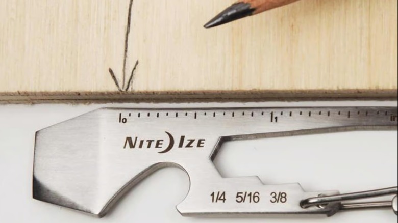 Taking a measurement with the Nite Ize DoohicKey