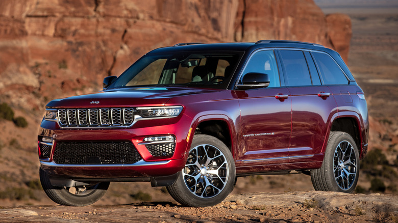 Front 3/4 view of Jeep Grand Cherokee