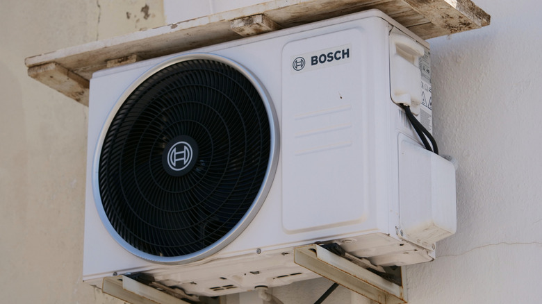 A CG render of a Bosch outdoor multi-split heat pump unit on a snowy day