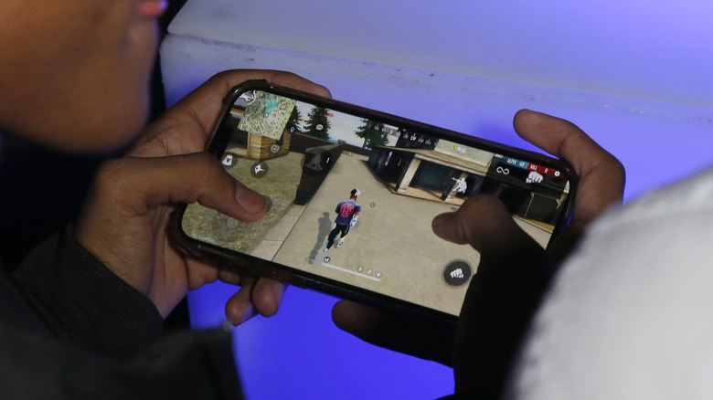 Person playing Free Fire