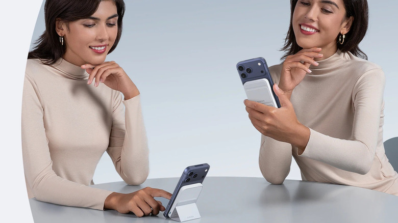 Person using the Anker 622 Magnetic power bank
