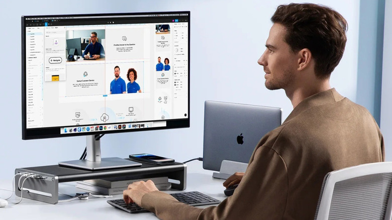 Person using the Anker 675 USB-C Docking Station