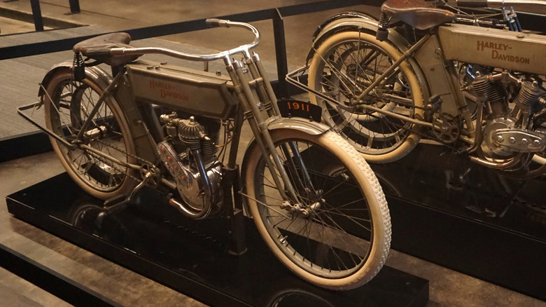 1911 Harley Davidson Model 7A on display at museum, front-right 3/4 view