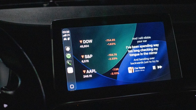 the Dynamic Lyrics widget on Apple CarPlay