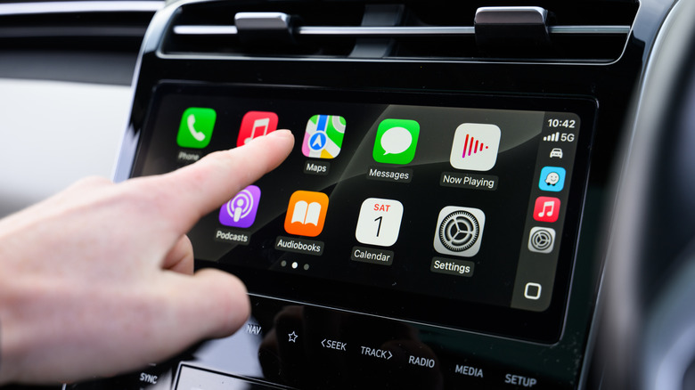 person using Apple CarPlay in their vehicle