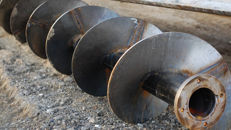 Diagonal auger attachment on the ground