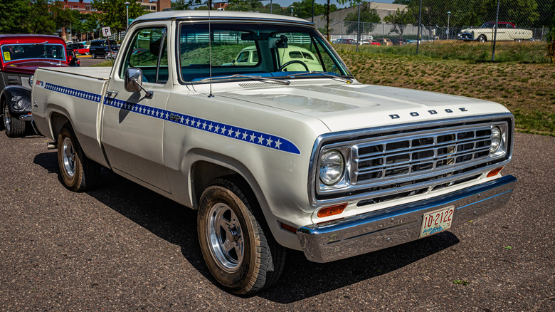 1975 Dodge D100 pickup at car show