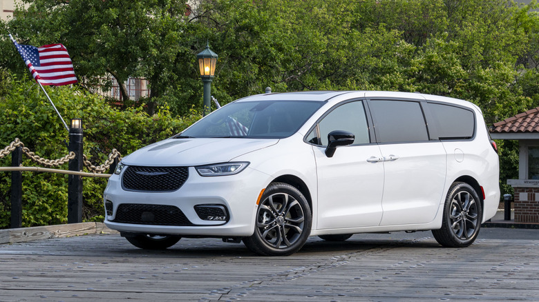 2025 Chsysler Pacifica minivan front 3/4 view
