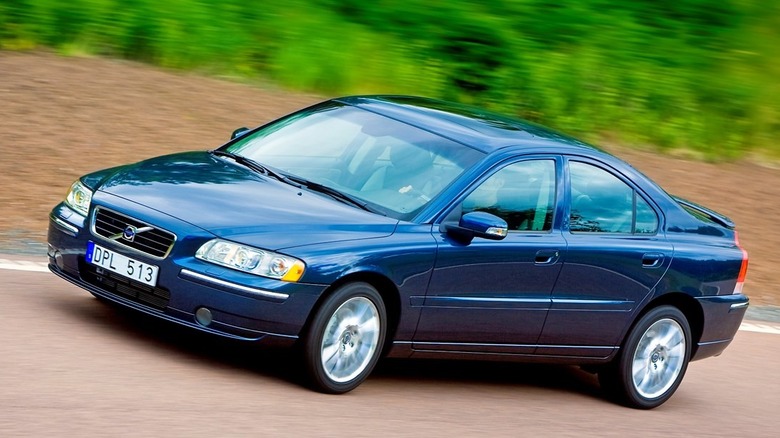2004 Volvo S60 sedan, front-left view