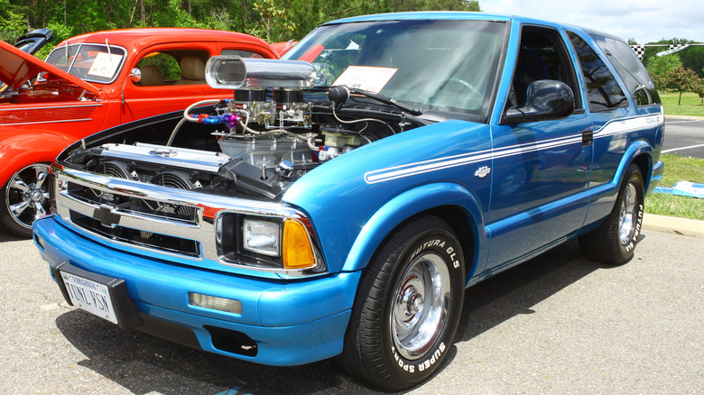 Chevrolet S-10 Blazer V8 blue parked