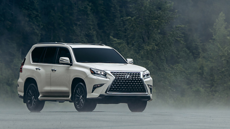 Front 3/4 view of 2023 Lexus GX