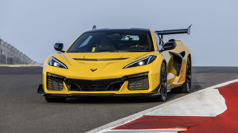 Chevrolet Corvette ZR1 in yellow equipped with the optional rear wing, front 3/4 view, racetrack