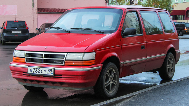 Second-generation Dodge Caravan with aftermarket rims, front-left 3/4 view