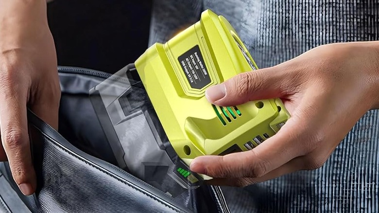 Livowany 200W Power Inverter put in bag