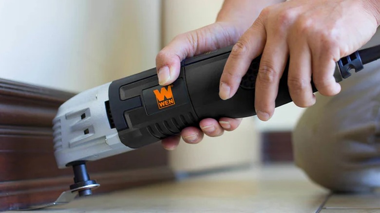 Person using a Wen multi-tool