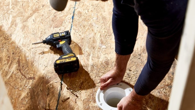 Cat 18V ¼-inch impact driver on a jobsite