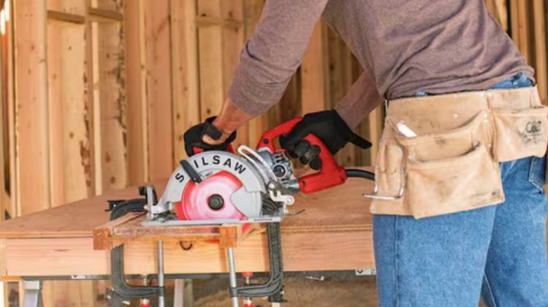 Man using Skilsaw SPT77WML-01