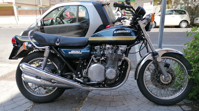 Kawasaki Z1 900 parked