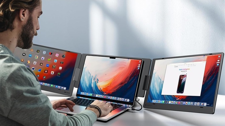A persono using the KYY Laptop Screen Extender