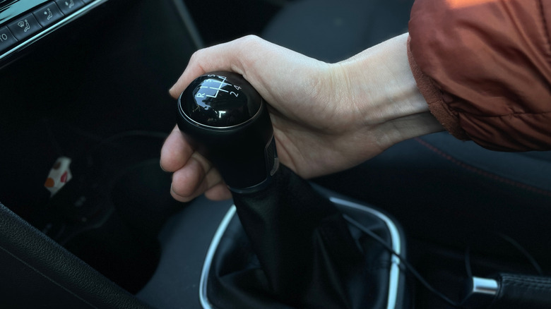 Driver's hand shifting manual transmission