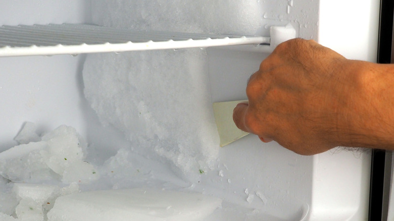 Defrosting the freezer compartment of a fridge-freezer