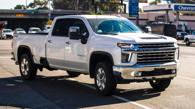 Pickup truck with large towing mirrors