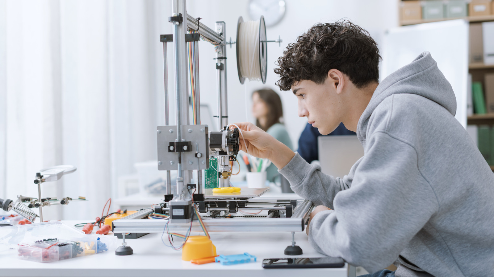 5 Cool 3D Prints That Organize Your Desk Clutter